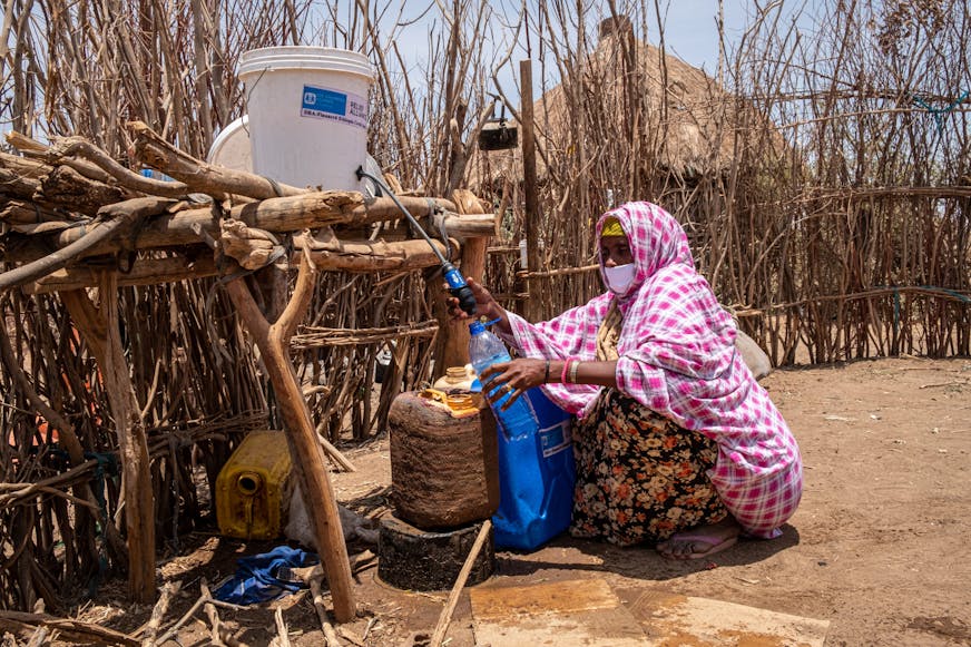 Ethiopie Covid Joint Reponse gezin heeft weer schoon drinkwater door waterzuiveringssysteem