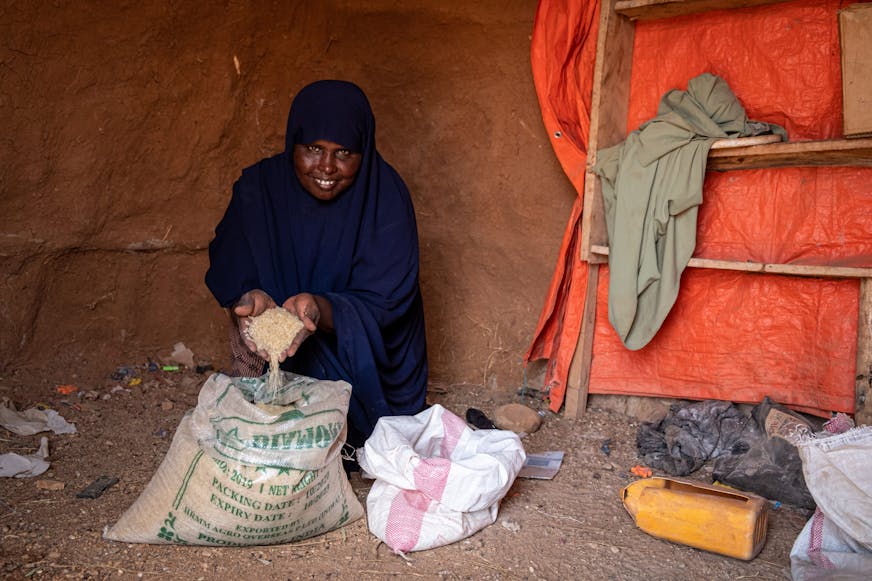 Ethiopië Covid Joint Repsonse, vrouw heeft voedselpakket ontvangen