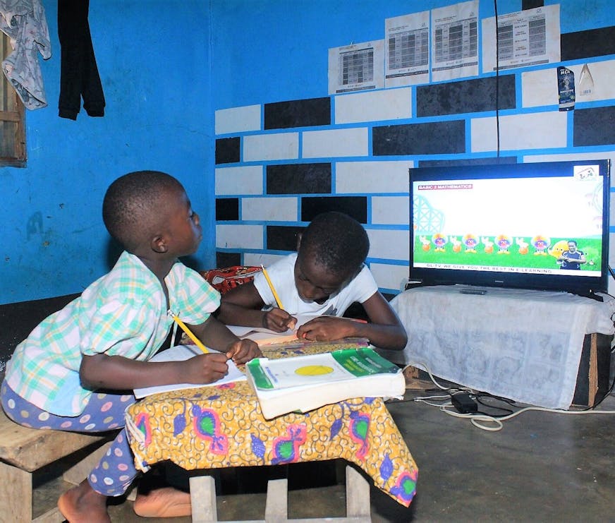 FSP Asiakwa kinderen volgen onderwijs op de tv