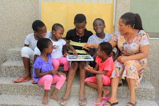 Ghana Asiakwa SOS moeder Agnes en haar kinderen op de stoep van hun familiehuis in de gemeenschap