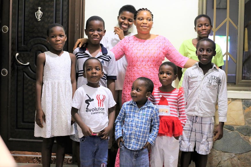 Ghana Asiakwa SOS moeder agnes met haar kinderen in hun familiehuis in de gemeenschap