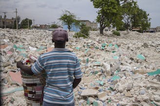Man die naar ravage kijkt op Haïti