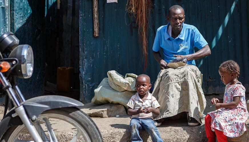 Antony is schoenmaker in Kenia - SOS Kinderdorpen