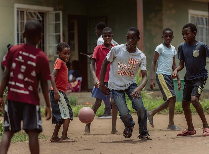 Dito aan het voetballen in kinderdorp in Mozambique - SOS Kinderdorpen