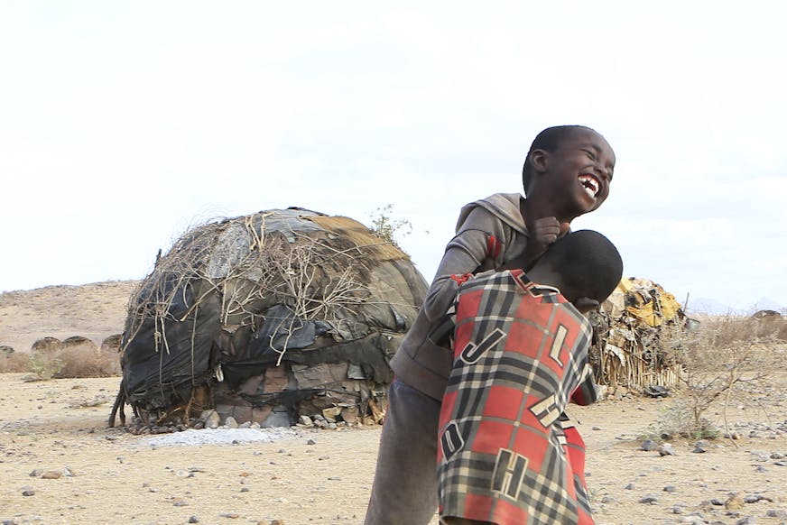Ntetari Kenia twee zonen spelen