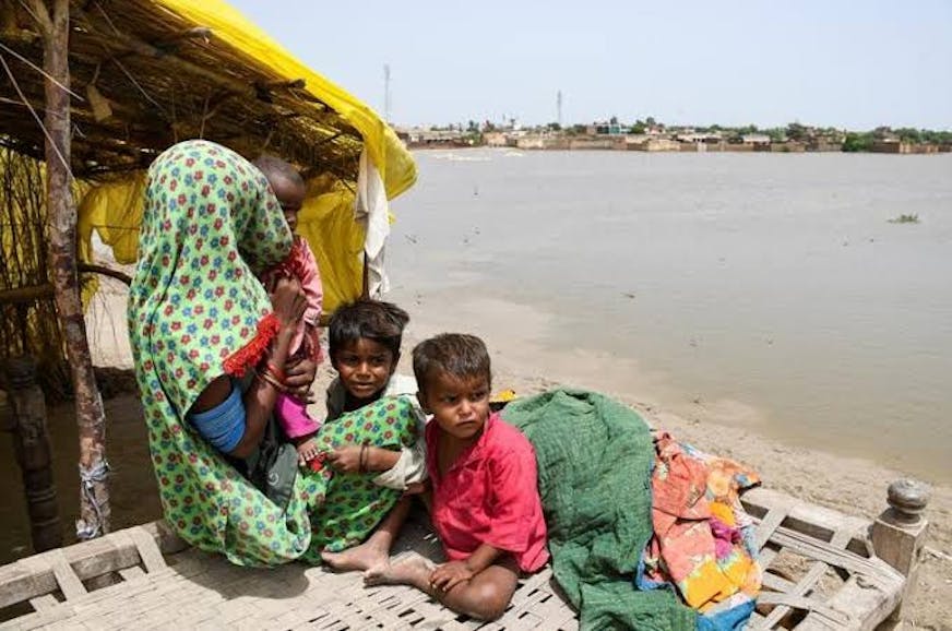 Moeder en kinderen overstromingen Pakistan