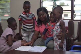 SOS moeder comfort over de inflatie in Ghana