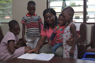 SOS moeder comfort over de inflatie in Ghana
