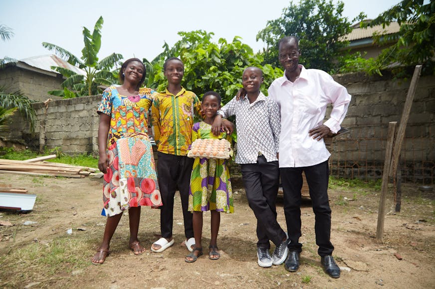 Help mee als bedrijf: Familie uit Ghana bestaande uit vader, moeder, twee zoons en dochter poseren