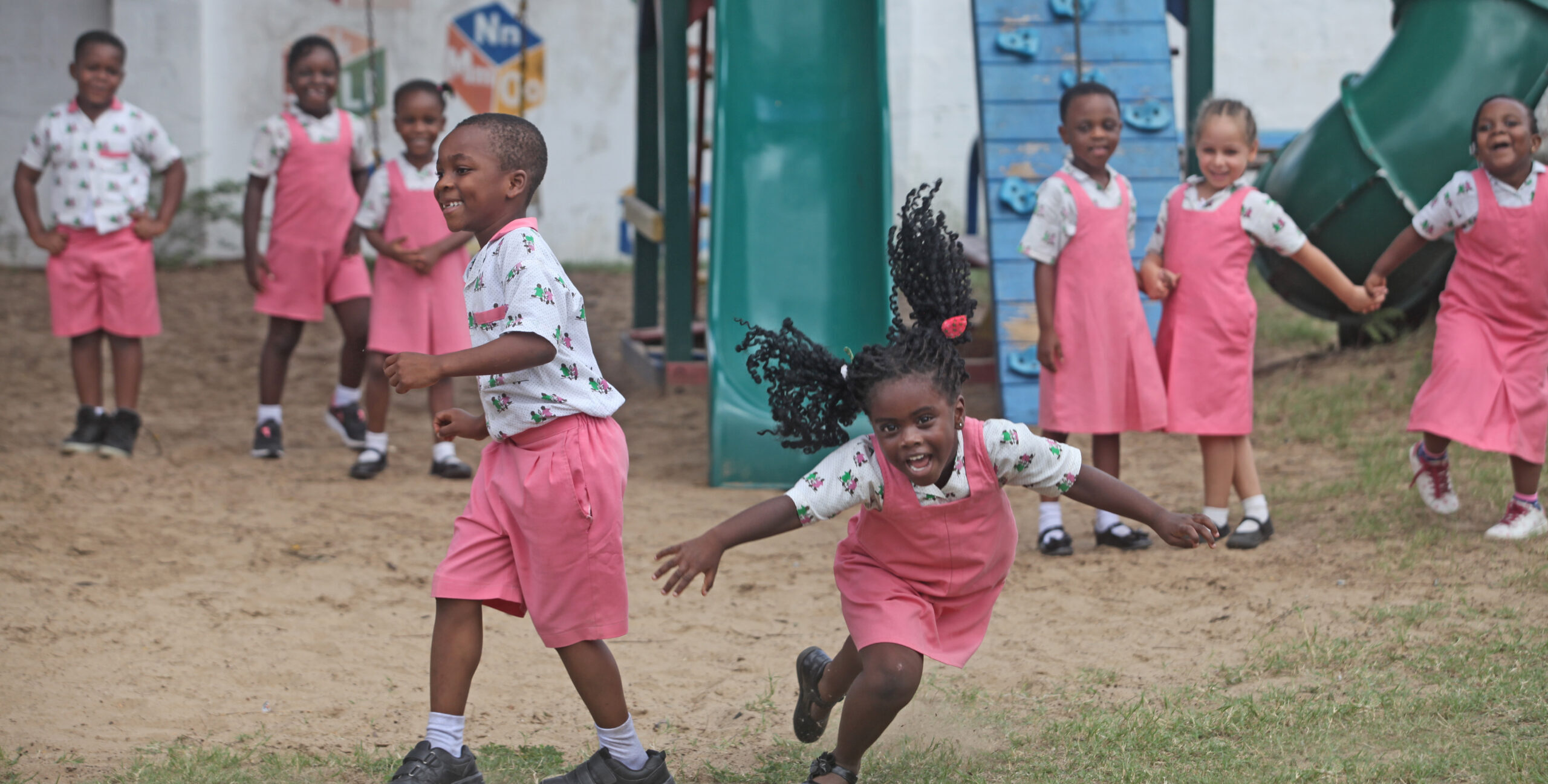 Kinderen spelen in kinderdorp Tema, Ghana