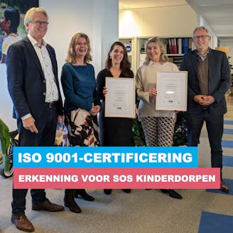 Directeur van SOS Kinderdorpen Arian Buurman en collega Polina nemen in ISO certificaat in ontvangst
