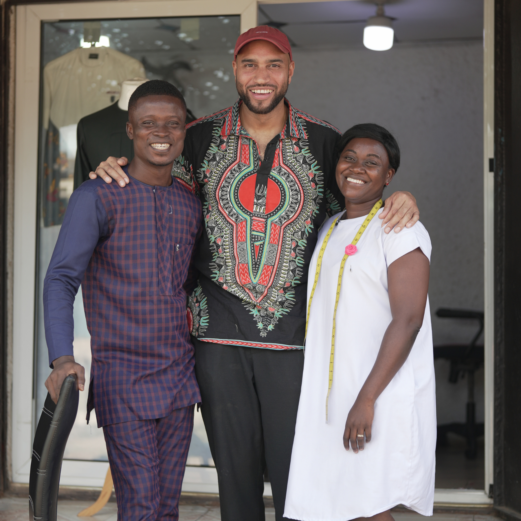 Onze ambassadeur SOS Kinderdorpen ambassadeur Edson da Graça bezoekt projecten in Ghana en twee deelnemers