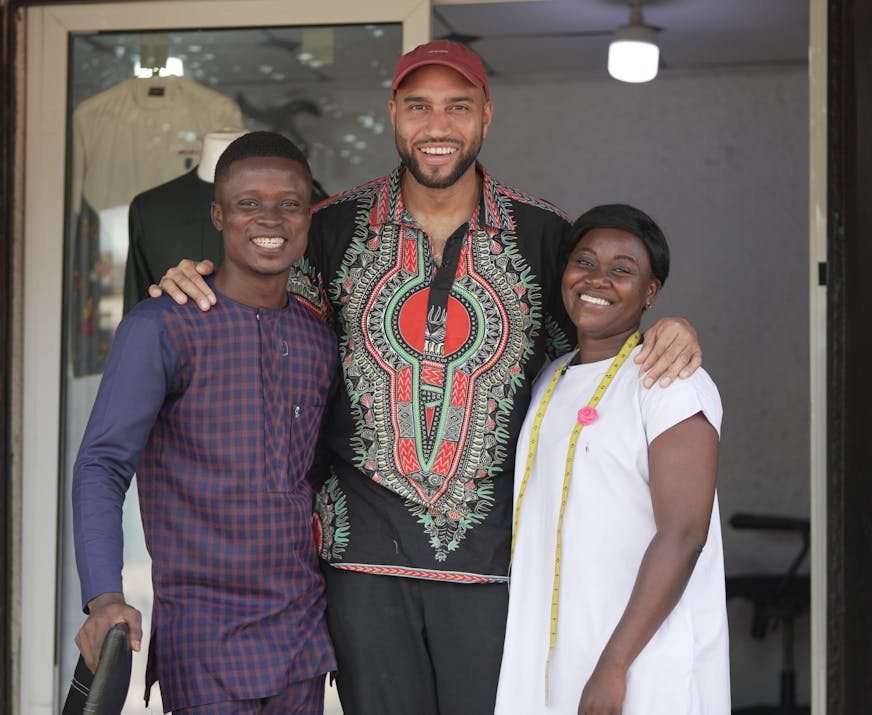 Edson in Ghana met twee deelnemers uit programma