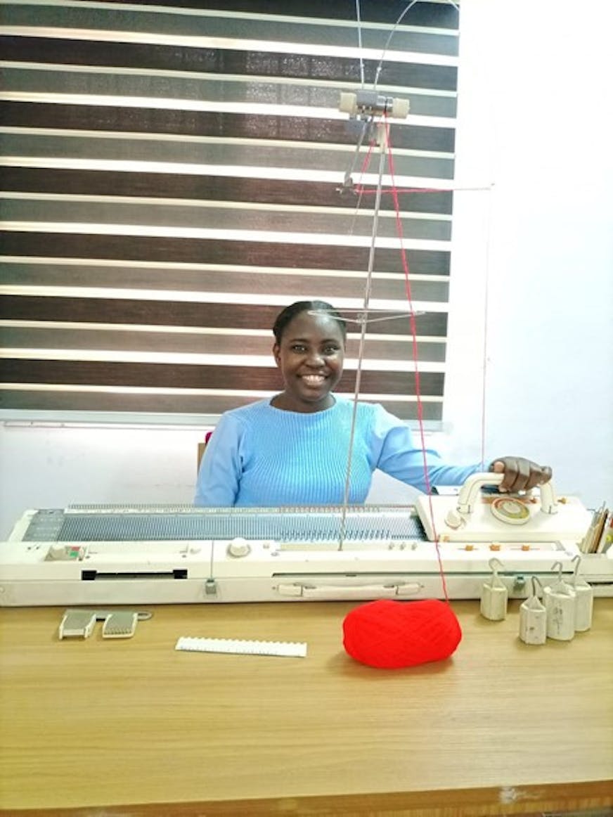 Meisje uit uit het programma The Next Economy van SOS Kinderdorpen leert om zelfstandig naaister te worden
