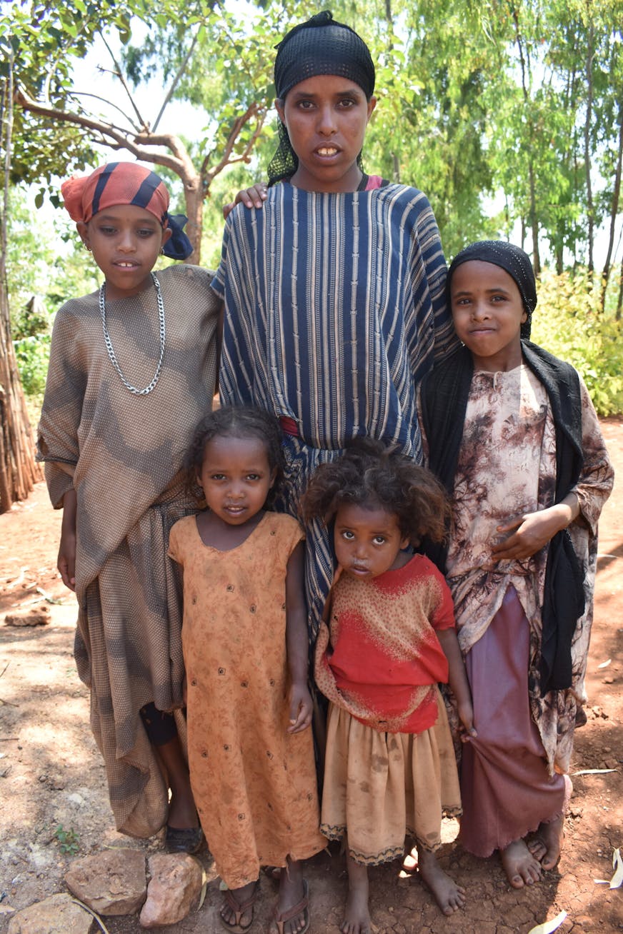 Fatima Abdi uit Ethiopie met haar 4 kinderen staand voor camera