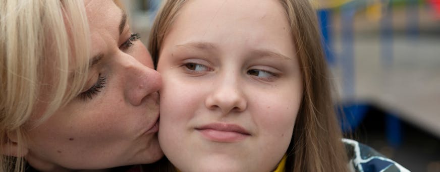 Meisje uit Oekraine met haar moeder