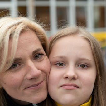 Meisje uit Oekraine met haar moeder