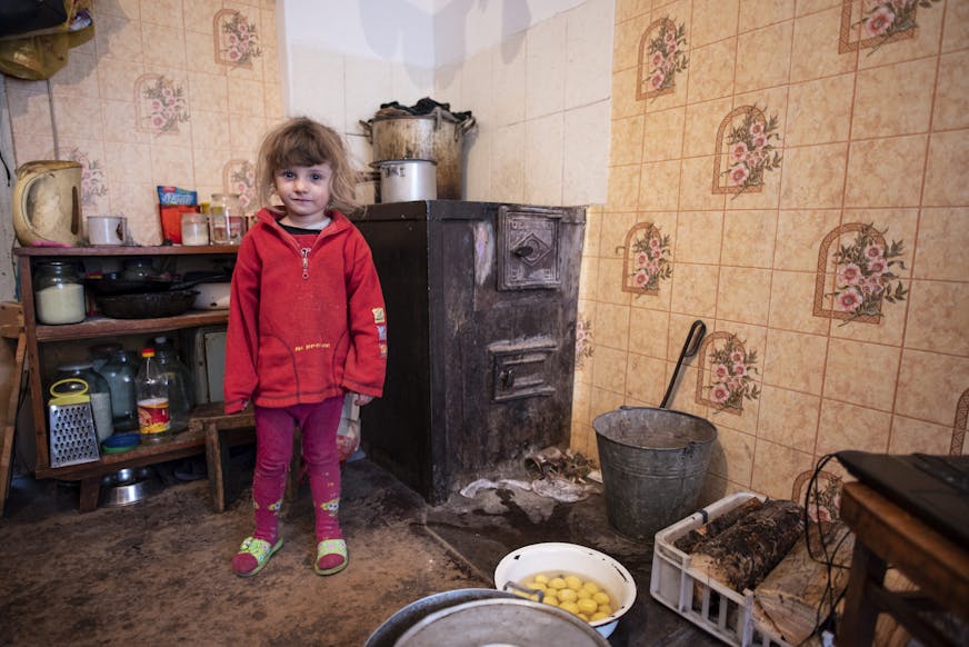Oorlog in Oekraïne - Meisje uit Oekraïne Luhansk in een keuken