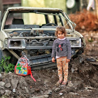 Meisje in Gaza bij auto
