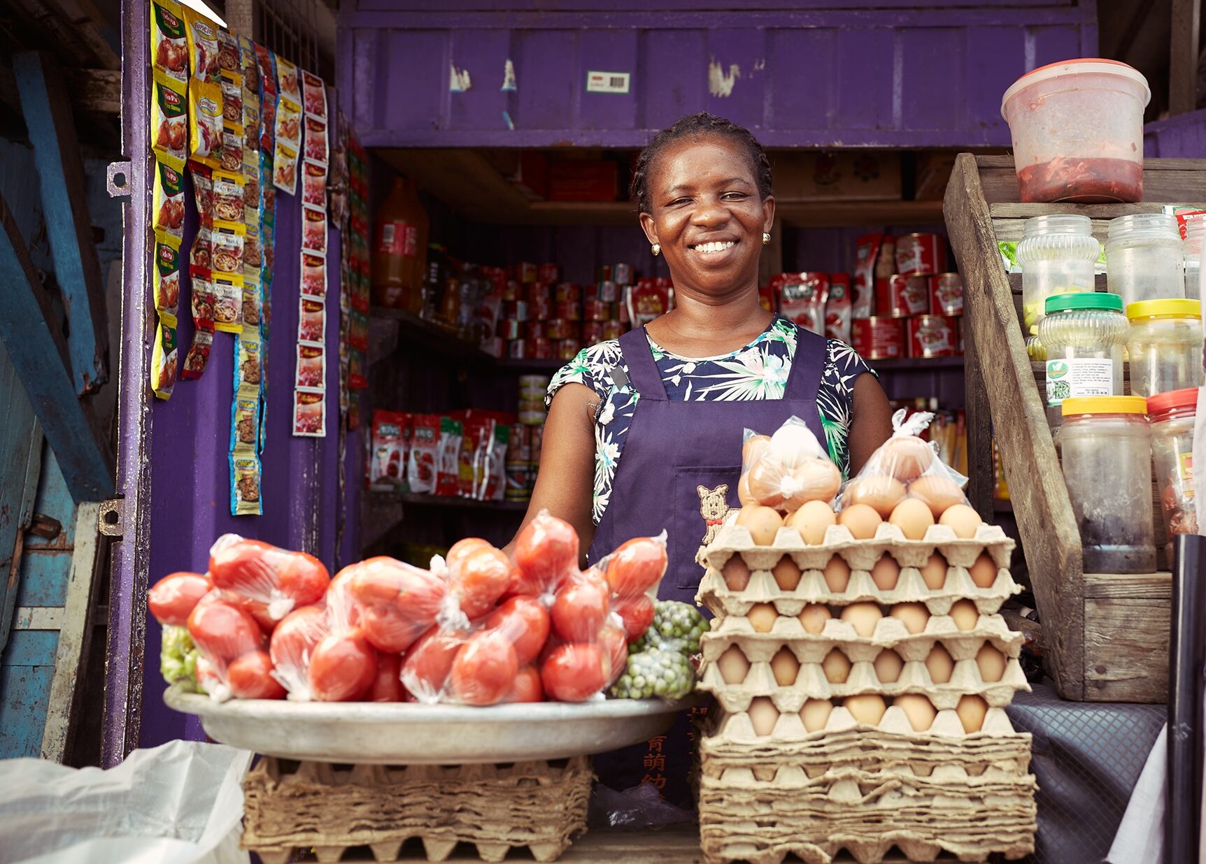 Vrouwelijke ondernemer uit Ghana staat in haar winkel