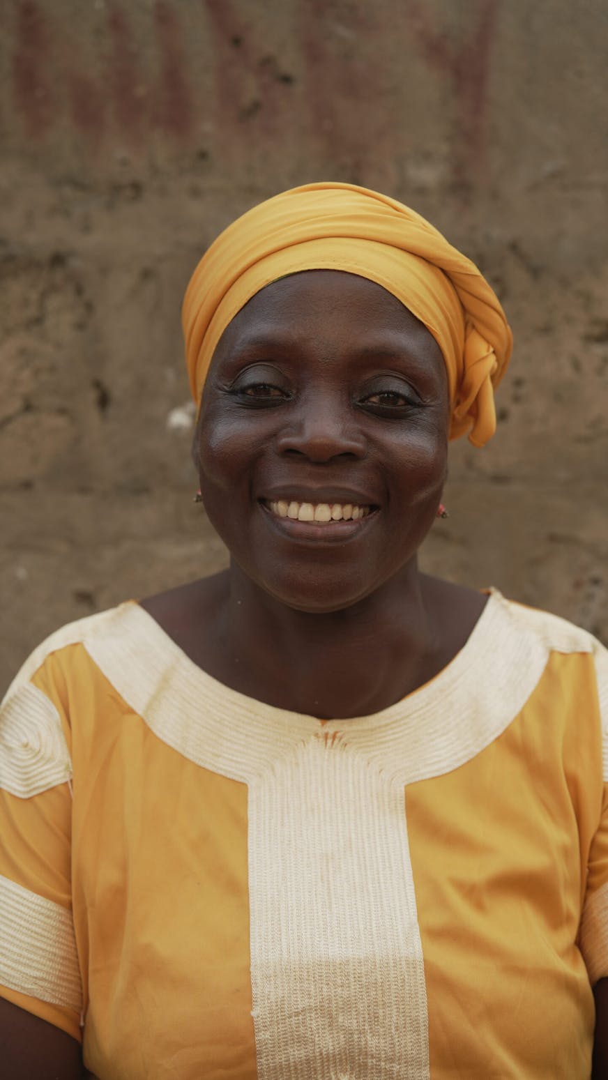 Portret van Humu in gele jurk