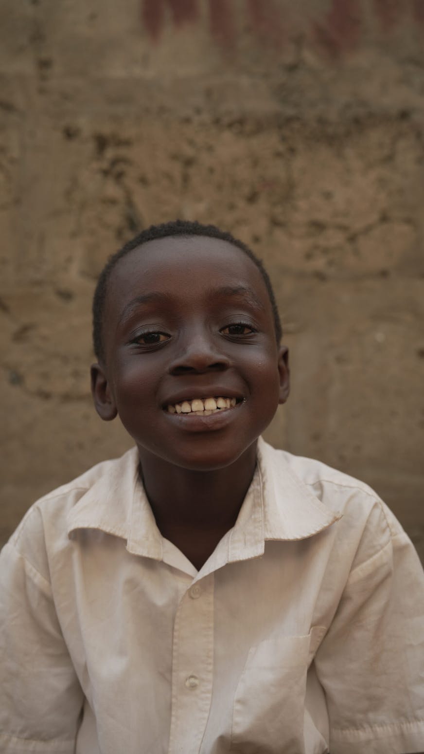 (klein)kind van Humu, jongetje in wit shirt.