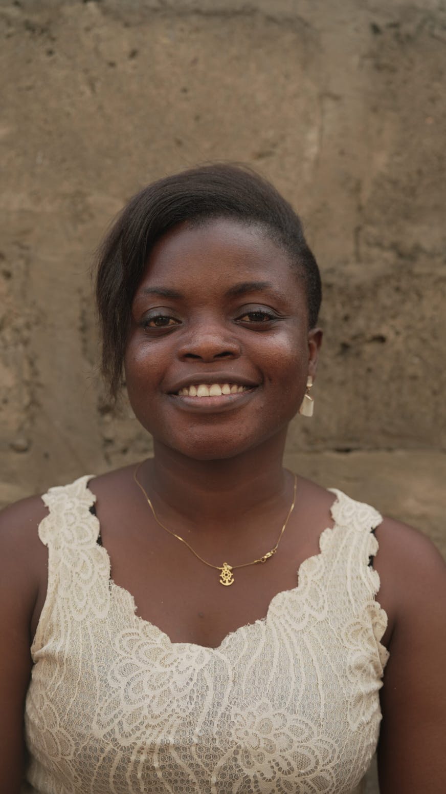 Dochter van Humu in witte jurk.