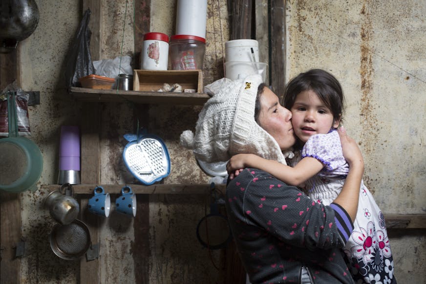 Moeder met haar dochter in haar armen in Colombia