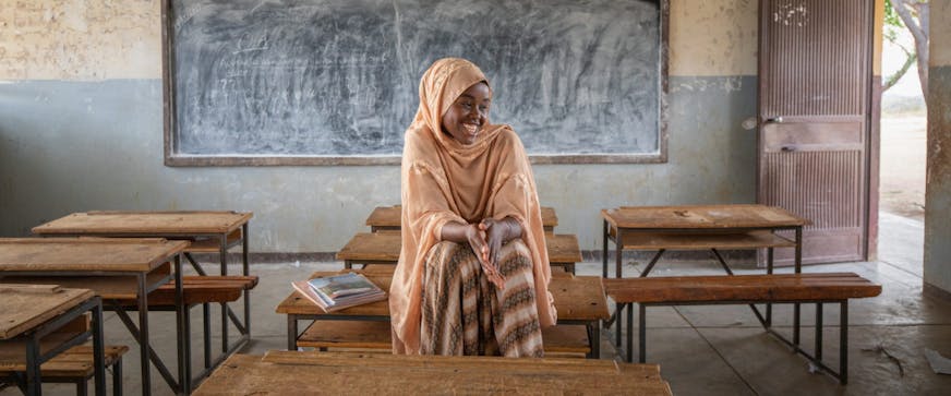 Ethiopisch meisje zittend in klaslokaal