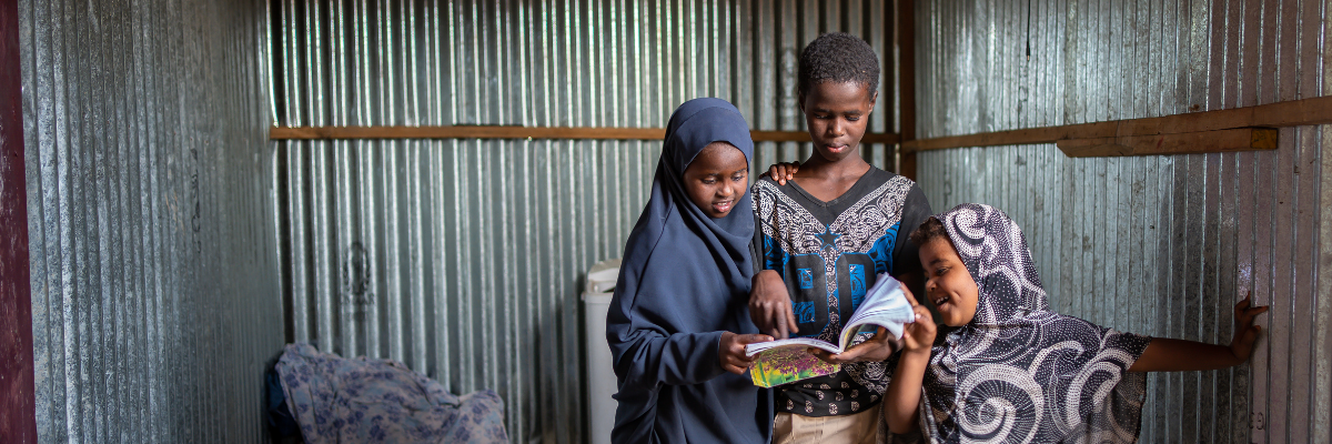 kinderen lezen een boek