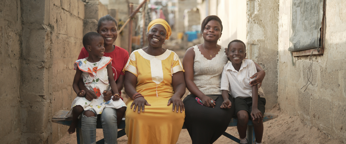 Humu (53) met haar kinderen en kleinkinderen