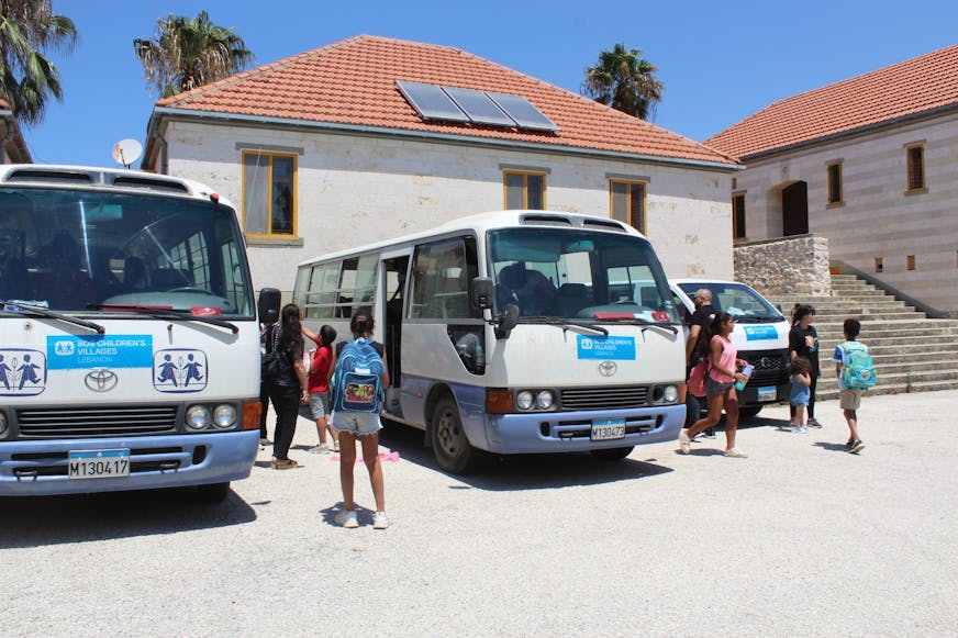 De bussen komen aan in Kfarhay