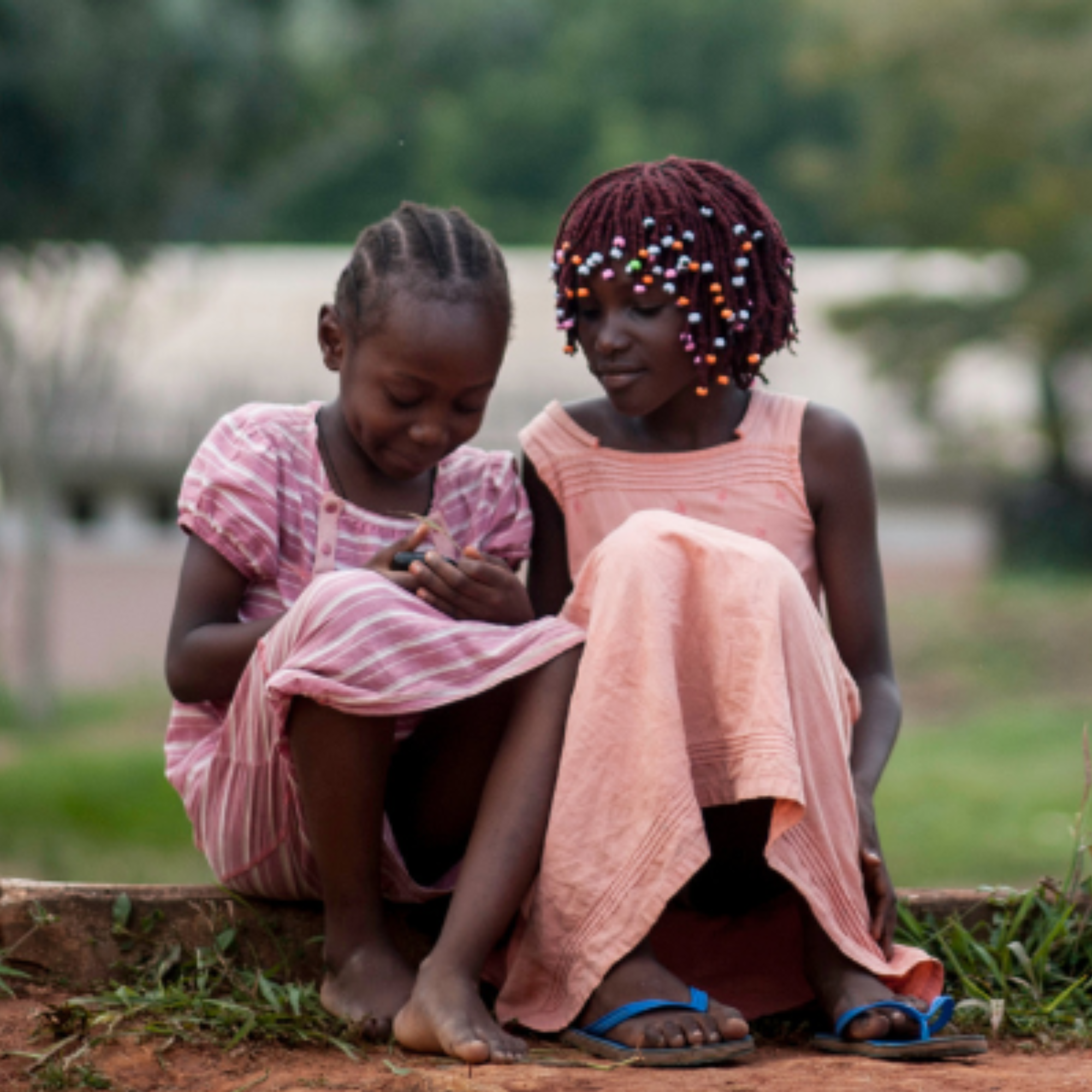 twee meisjes op een stoep