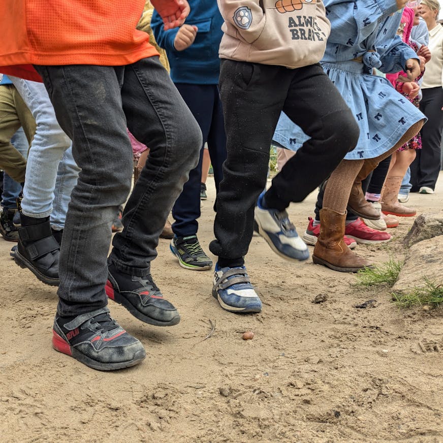 Stampende voeten van kinderen