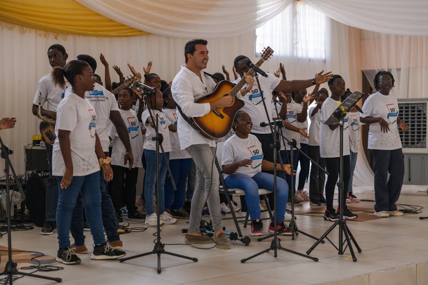 Jan Smit zingt in kinderdorp