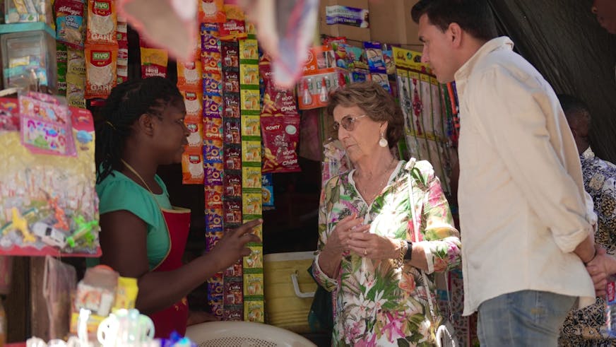 Prinses Margriet & Jan Smit praten met een vrouw