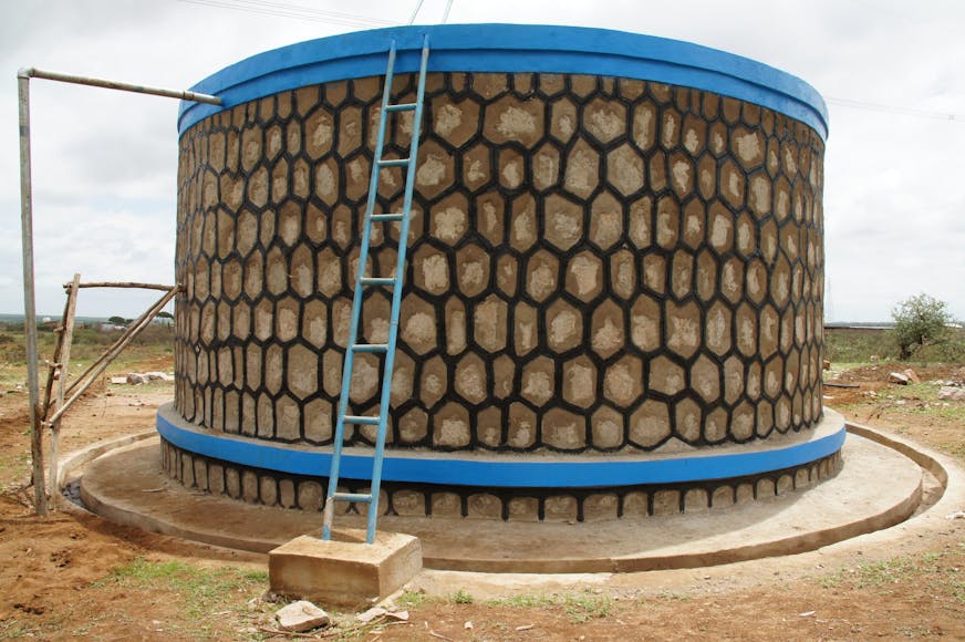 Eén van de watertanks gebouwd door de partners van de Dutch Relief Alliance.