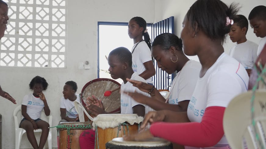 Jongeren krijgen muziekles in Colombia