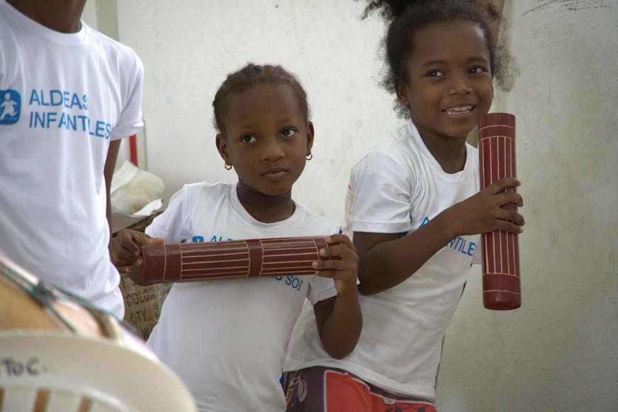 Meisjes tijdens muziekles in Colombia: kansen voor kinderen in Colombia