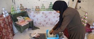 vrouw in Gaza werkt in haar winkel