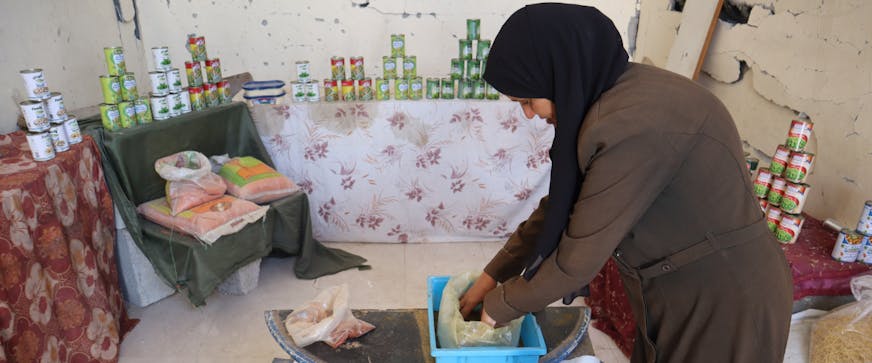 vrouw in Gaza werkt in haar winkel