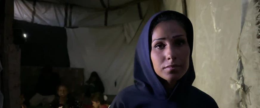 Islam kijkt naar de camera. Help kinderen zoals die van haar en doneer je zakat of sadaqa.