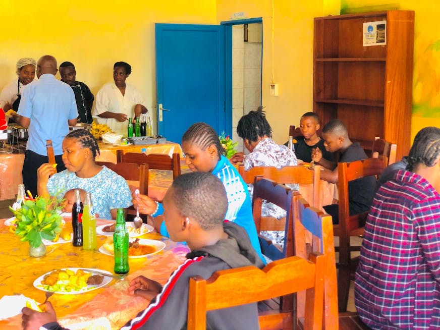 Kinderen, families, programmadeelnemers en medewerkers na de evacuatie uit Bukacu, Congo. Momenteel in Kigali, Rwanda. Feb. 2025.