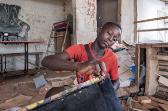 Emmanuel aan het werk als meubelmaker