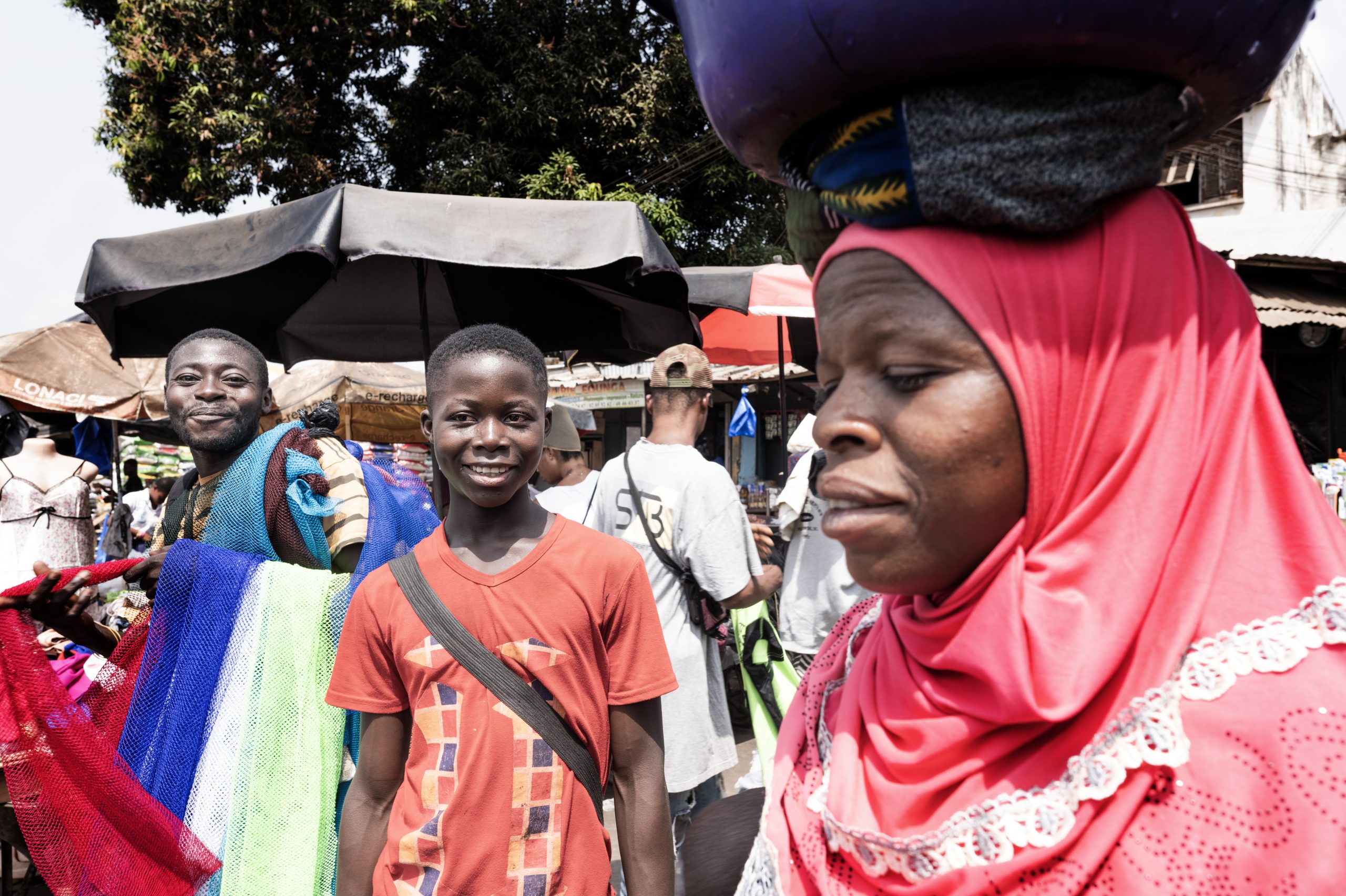 Emmanuel op de markt waar hij vroeger werkte als 'Tantie Bagage'
