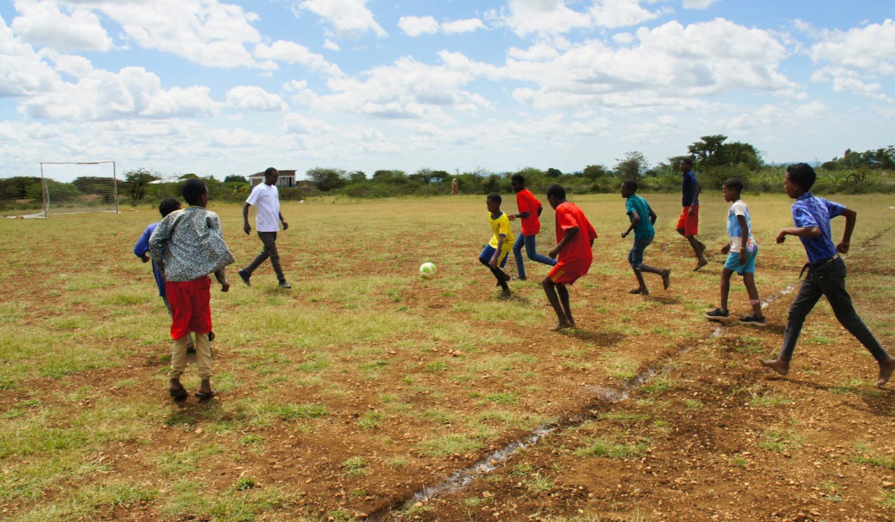 De kinderen zijn als TeamUp activiteit aan het voetballen