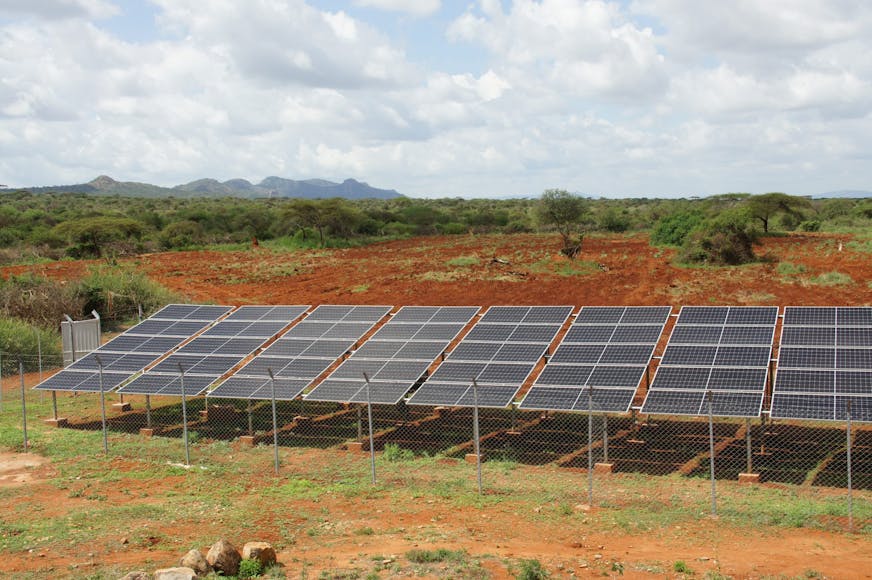 De zonnepanelen op het land van Garbi in Ethiopië