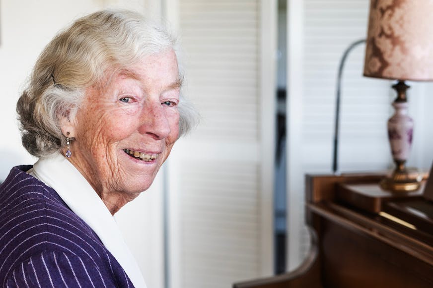 Mevrouw Pijper speelt piano