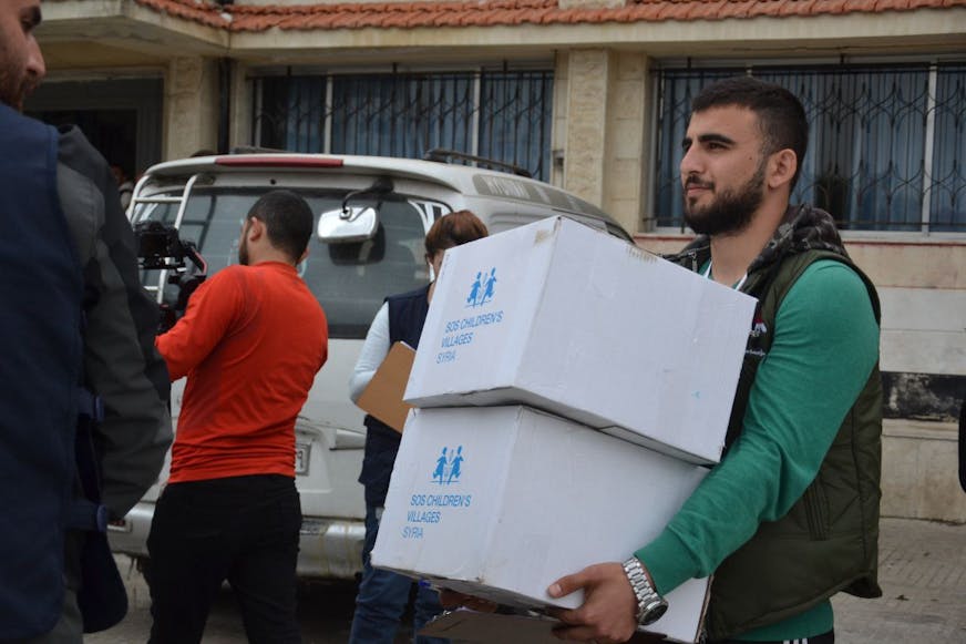Syrie-hulppakketten uitdelen