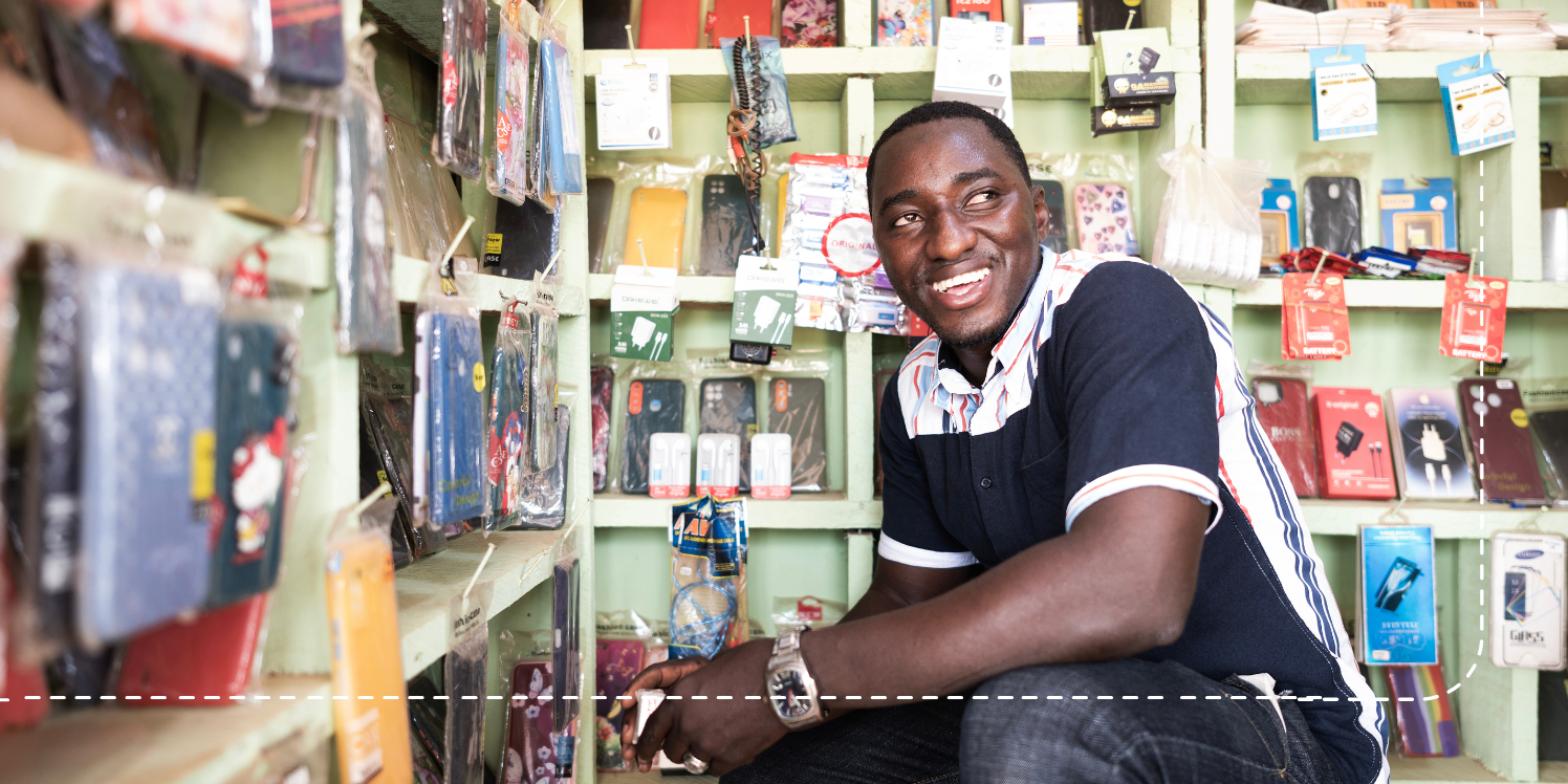 man in telefoonwinkel in Ivoorkust